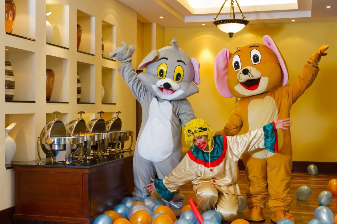 Radisson Blu Resort, Sharjah Exterior photo Tom and Jerry at a party