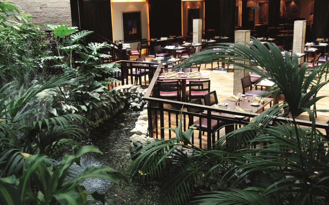 Radisson Blu Resort, Sharjah Restaurant photo The interior of the hotel